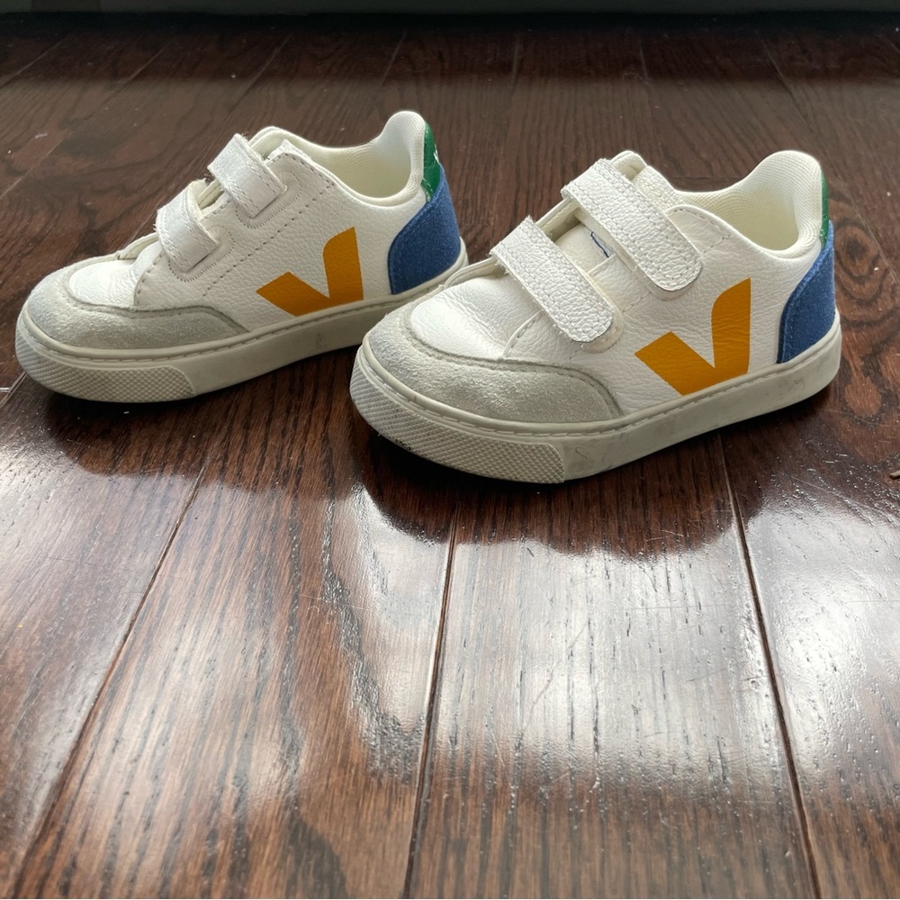 Veja Kids
Veja Kids V-12 Round-Toe Touch-Strap Sneakers
